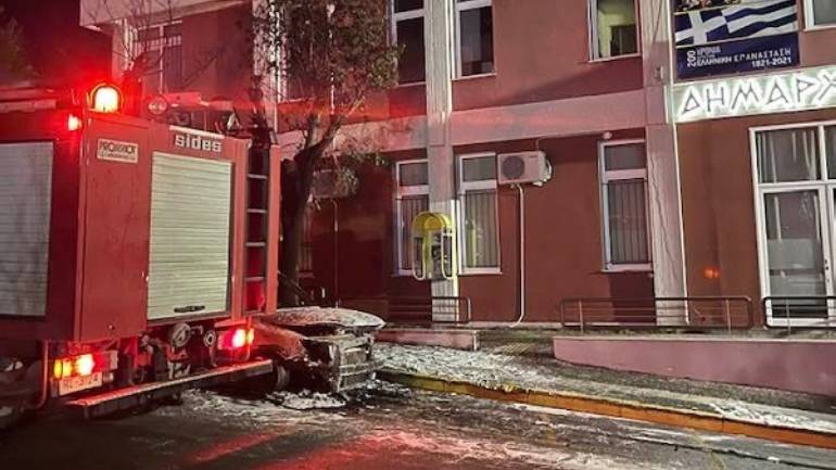 Θεσσαλονίκη: Μολότοφ στο δημαρχείο Θερμαϊκού