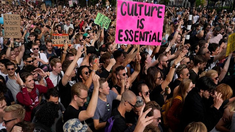 Ολλανδία: Έκαναν γιόγκα και τάι-τσι σε μουσεία για να διαμαρτυρηθούν για το lockdown