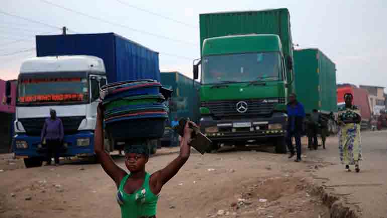 Ουγκάντα: Οι γυναίκες απαγορεύεται να κάθονται στη θέση του συνοδηγού στα φορτηγά