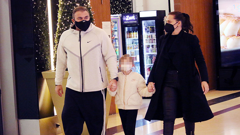 Αντώνης Ρέμος-Υβόννη Μπόσνιακ: Βόλτα με την κόρη τους Eλένη