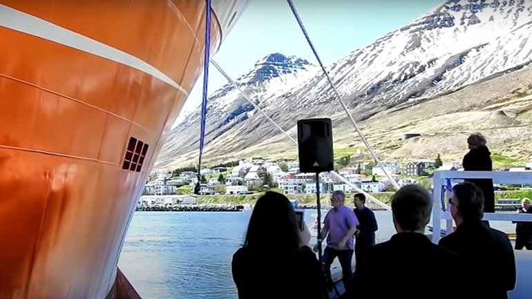 Μπουκάλι εναντίον πλοίου στα εγκαίνια