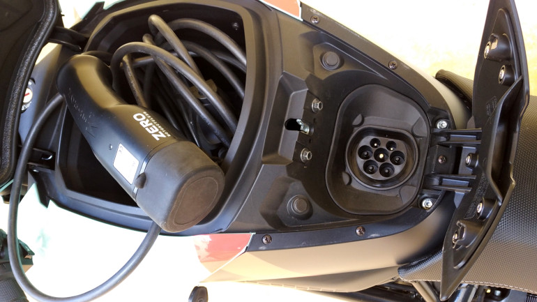 Η πρίζα φόρτισης και το καλώδιο για οικιακή πρίζα.