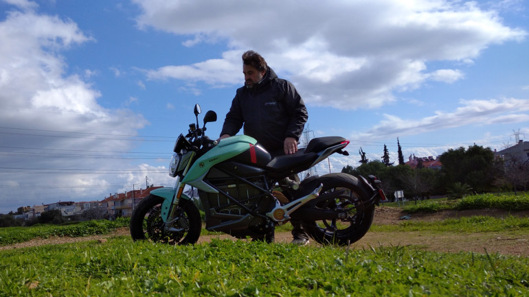 Αν δεν είσαι πολύ παρατηρητικός δε θα καταλάβεις ότι πρόκειται για ηλεκτρική μοτοσικλέτα.