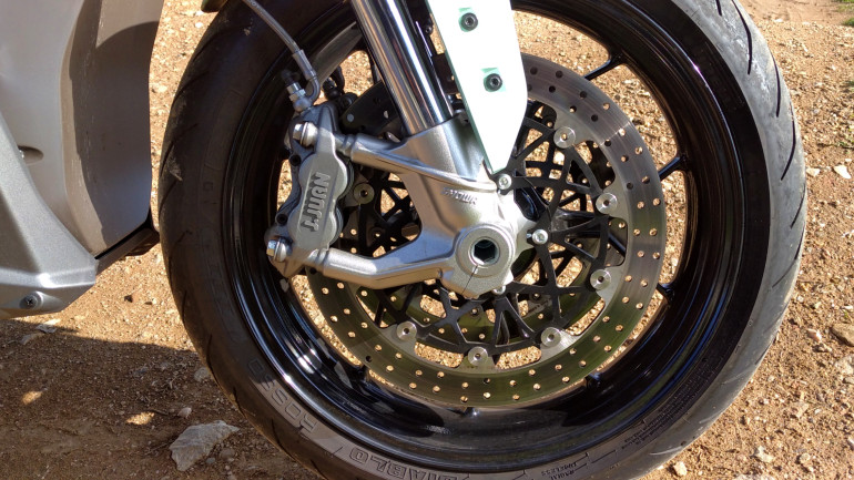 Πολύ δυνατό σύστημα φρένων με εξαιρετική αίσθηση και δύναμη.