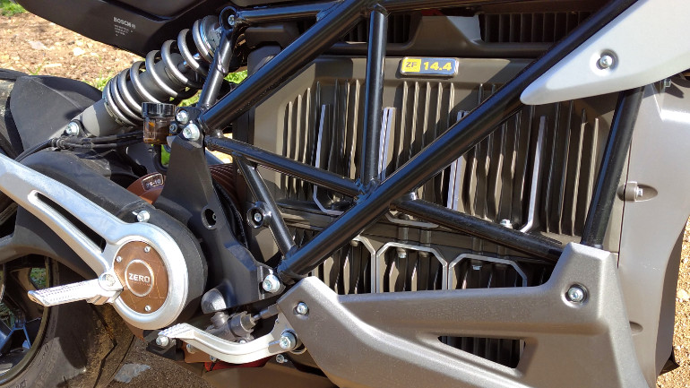 Μέσα στο πλαίσιο χωροδικτύωμα βρίσκεται η μπαταρία ZF14.4.