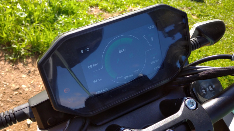 TFT οθόνη με πλούσιες πληροφορίες και όμορφα γραφικά.