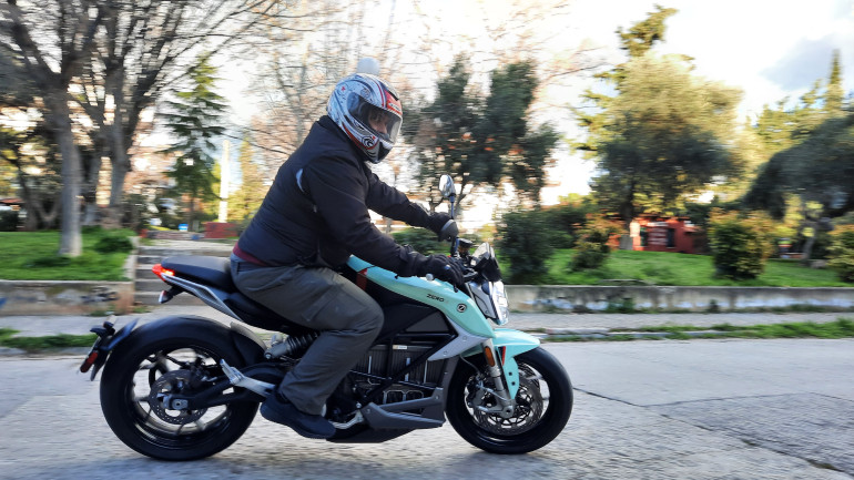 Άνετο και ευρύχωρο για τον αναβάτη με καλές "λαβές" για τα πόδια και τα χέρια.