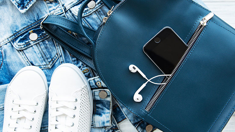 Πώς να φορέσετε γυναικεία sneakers με διαφορετικά χτενίσματα