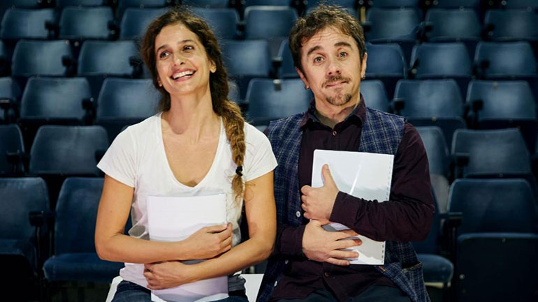 Ο Τσέζαρις Γκραουζίνις σκηνοθετεί τη νουβέλα «Όσκαρ και η Κυρία Ροζ» με τον Θανάση Τσαλταμπάση και τη Μαρίνα Καλογήρου