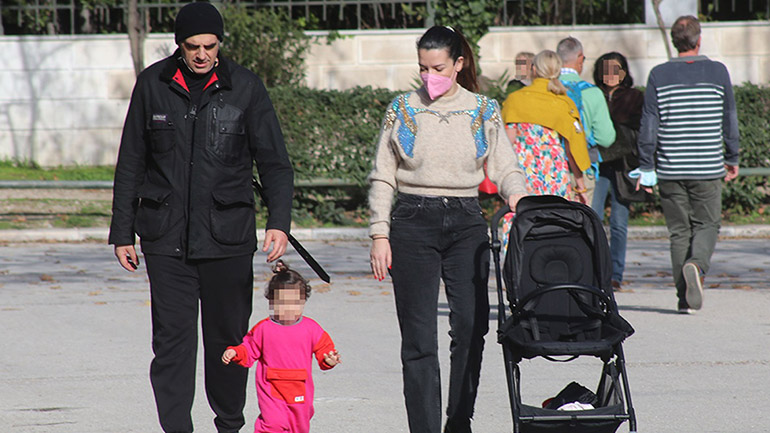 Νικολέττα Ράλλη-Μιχάλης Ανδρούτσος: Βόλτα με τη μικρή Σοφία στο Ζάππειο Νικολέττα Ράλλη-Μιχάλης Ανδρούτσος: Βόλτα με τη μικρή Σοφία στο Ζάππειο