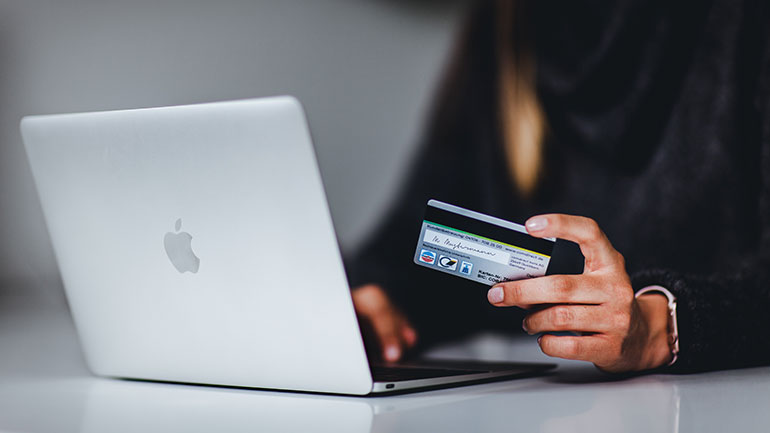 Παραπλανητικές αξιολογήσεις: Tο 55 % των ιστοτόπων που εξετάστηκαν παραβιάζουν το δίκαιο της ΕΕ