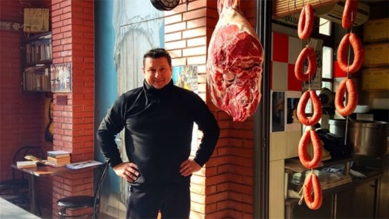 Κρεοπώλης και… ιστορικός ερευνητής – Έγραψε βιβλίο για το ρολόι της Ξάνθης