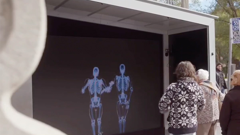 Μια διαφημιστική πινακίδα για να επιστήσει την προσοχή των πεζών