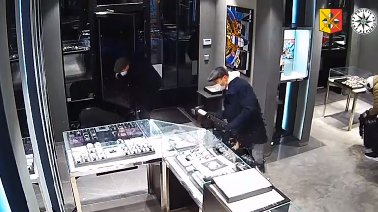 Τρεις άνδρες ληστεύουν ένα κατάστημα πολυτελών ρολογιών σε δευτερόλεπτα 