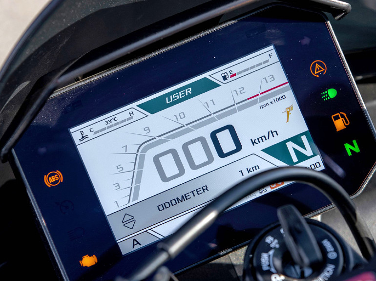 Από την έγχρωμη οθόνη TFT ελέγχεις όλα τα προηγμένα συστήματα της μοτοσικλέτας.