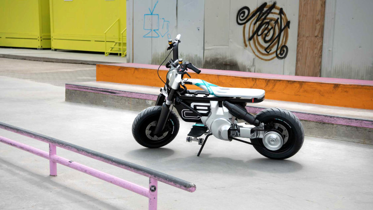 Το Concept CE02 είναι ένα στιλάτο scooter με ένα πατίνι αντί για μαρσπιέ.