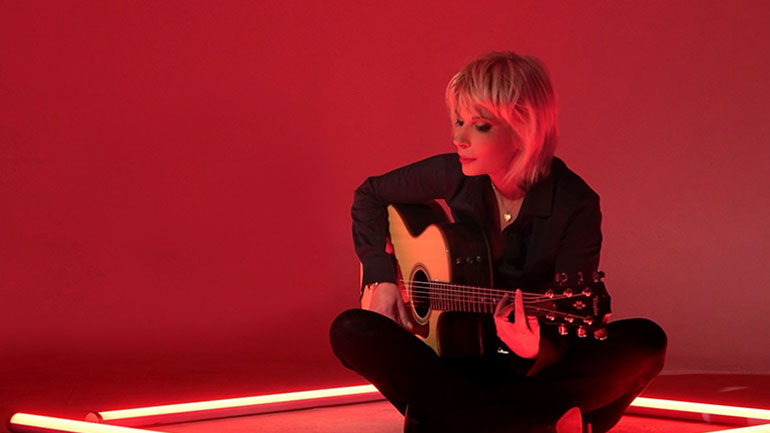 «Ένα παιχνίδι για δύο»: Νέο τραγούδι και video clip  από την Κατερίνα Ντίνου