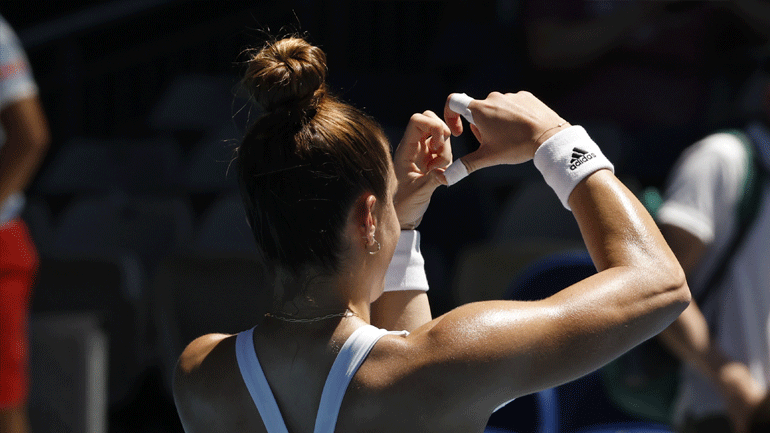 Η καρδιά που σχημάτισε η Σάκκαρη για να ευχαριστήσει τους Έλληνες ομογενείς, που δεν σταμάτησαν λεπτό να τραγουδούν για αυτήν