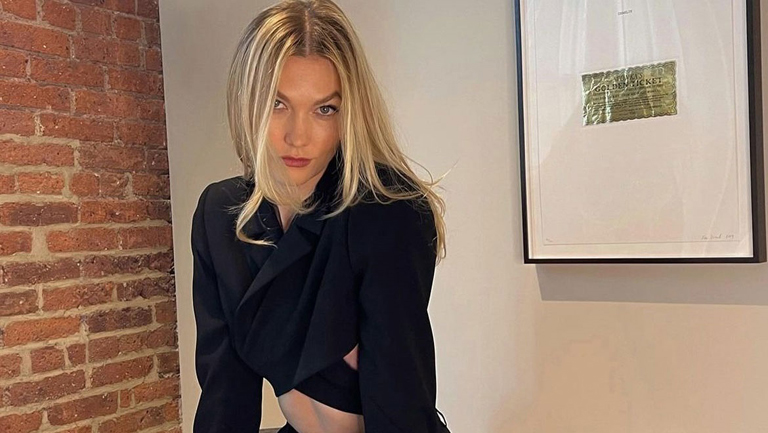 Η Karlie Kloss αποχωρίστηκε τα ξανθά μαλλιά της μετά από 10 χρόνια – Δείτε το νέο της look