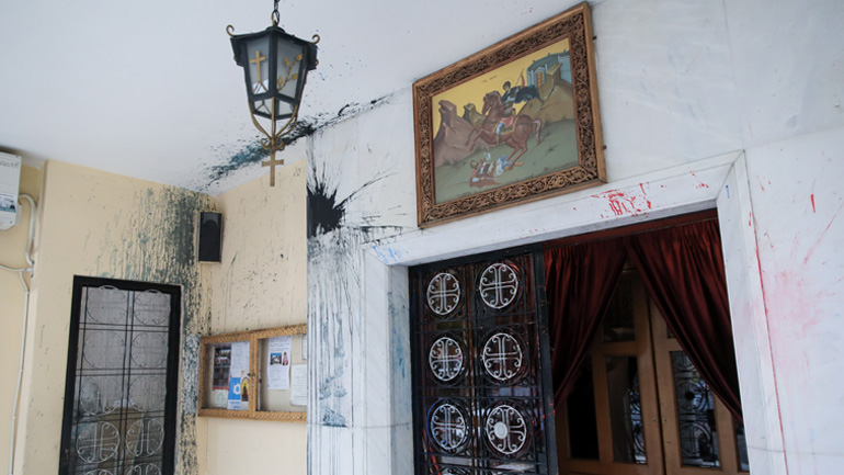 Βανδάλισαν την εκκλησία στην οποία λειτουργούσε ο ιερέας που κατηγορείται για τον βιασμό ανήλικης