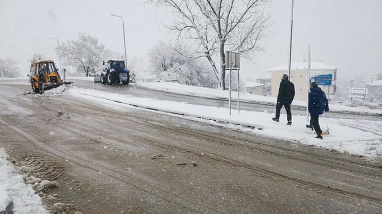 Κακοκαιρία «Ελπίς»: Ολονύχτια προσπάθεια για να μην κλείσουν οι δρόμοι στη Στερεά Ελλάδα