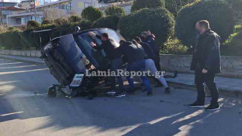 Λαμία: Αυτοκίνητο έπεσε σε τοιχίο – Από θαύμα σώθηκαν δυο πεζοί