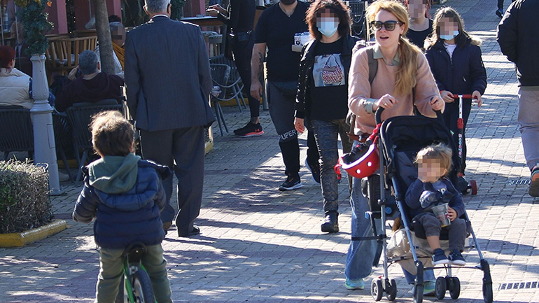 Λένα Παπαληγούρα: Βόλτα με τους γιους της στο Φλοίσβο