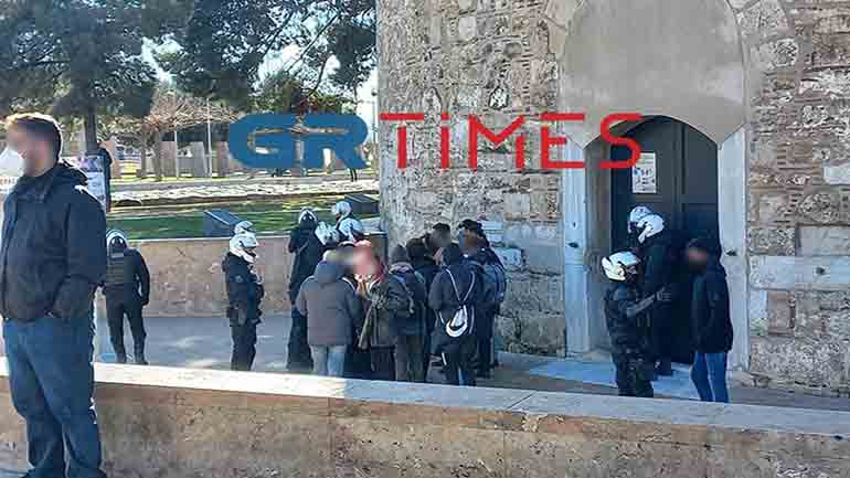 Προσαγωγές ατόμων που ήθελαν να αναρτήσουν πανό στον Λευκό Πύργο υπέρ της 24χρονης Γεωργίας