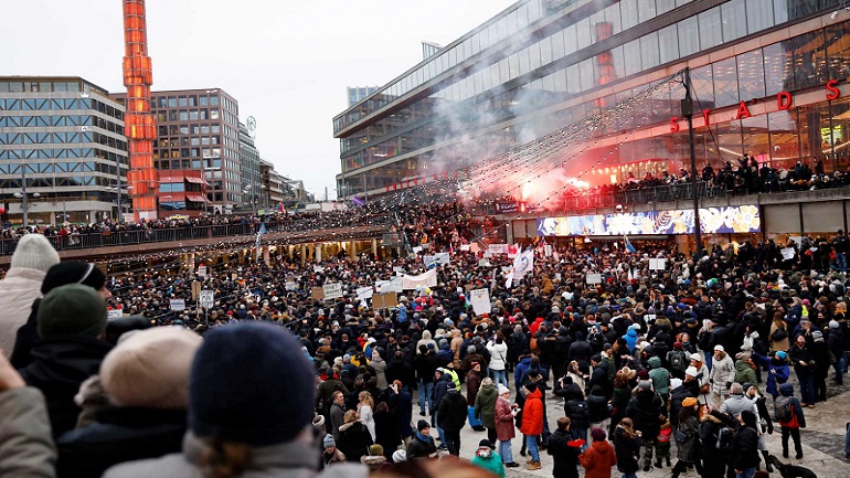 Σουηδία: Διαδηλώσεις κατά του εμβολιαστικού πάσου σε Στοκχόλμη και Γκέτεμποργκ