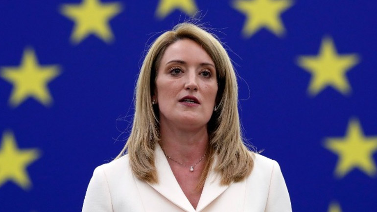 Μετσόλα: Εξωφρενικοί και άνευ λογικής οι βανδαλισμοί στην Ευρωπαϊκή Υπηρεσία Εξωτερικής Δράσης