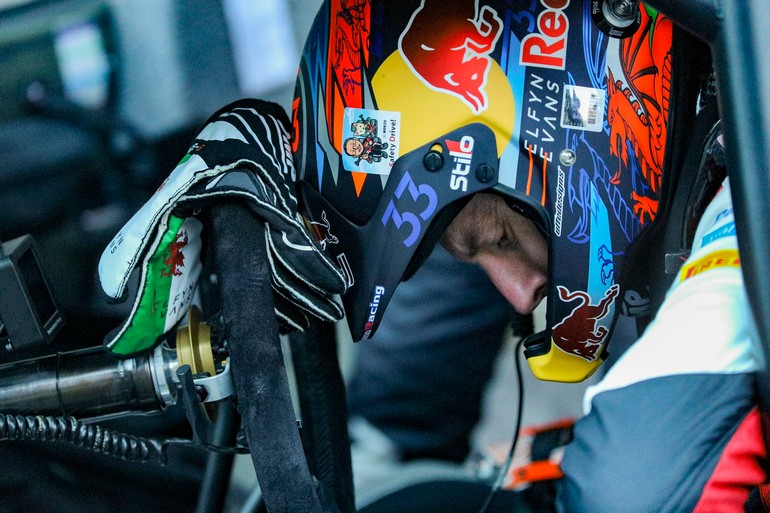 Δεν μπορει να πιστέψει ο Evans πως βγήκε απο το δρόμο