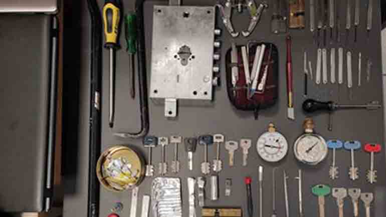 Δύο συλλήψεις για διαρρήξεις καταστημάτων στον Πειραιά