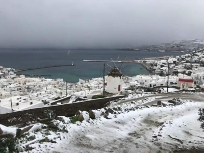 Χιόνια έπεσαν στη Μύκονο από το βράδυ του Σαββάτου