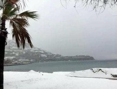 Η παραλία στον Ορνό της Μυκόνου