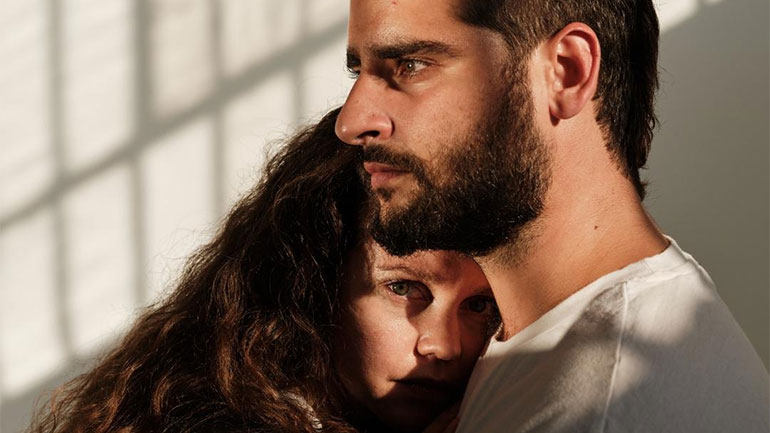 «Οι κάτω απ’ τ’ αστέρια» με τη Λίλα Μπακλέση και τον Κωνσταντίνο Μπιμπή στο Θέατρο Αυλαία