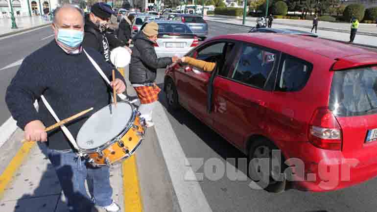 Τον γύρο του Συντάγματος με οχήματα έκαναν υγειονομικοί σε αναστολή εις ένδειξη διαμαρτυρίας