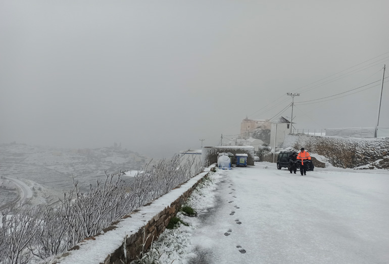 Στα λευκά ντύθηκε η Σύρος
