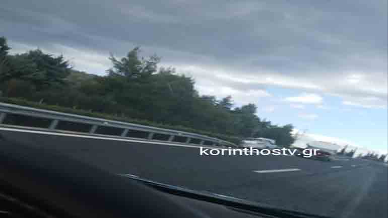 Αυτοκίνητο «καρφώθηκε» στις μπάρες στην Ε.Ο Κορίνθου – Τριπόλεως