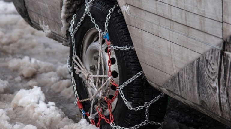 ΕΛ.ΑΣ.: Αποκλειστικά με αντιολισθητικές αλυσίδες η κυκλοφορία οχημάτων στην Αττική την Τρίτη