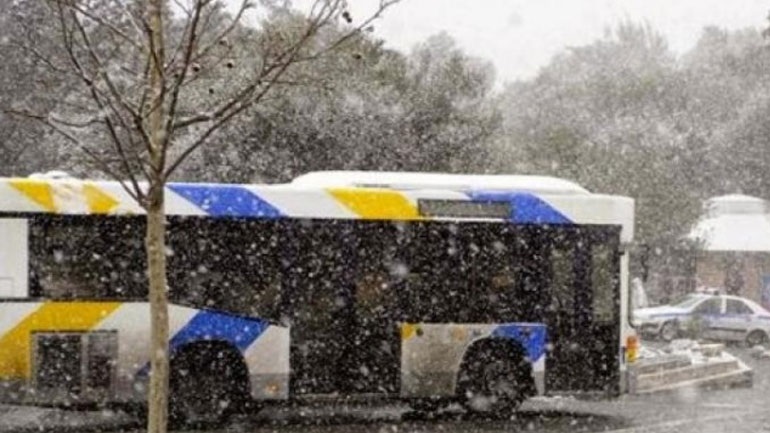 «Χειρόφρενο» βάζουν λεωφορεία και τρόλεϊ λόγω της χιονόπτωσης