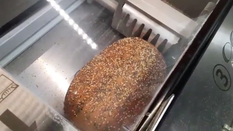 Φρέσκο ψωμί κομμένο σε φέτες