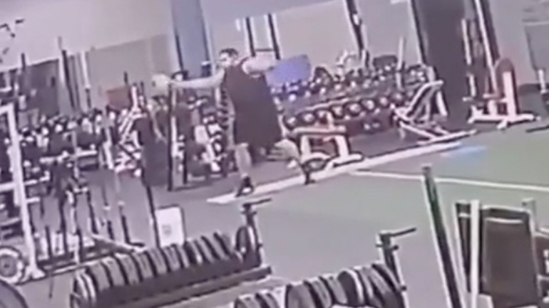 Ιπτάμενο kettlebell σε γυμναστήριο