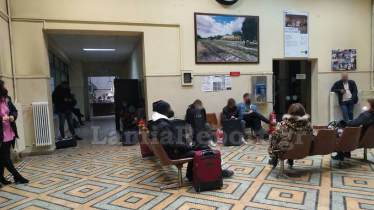 Βοιωτία – Φθιώτιδα: «Κόλλησαν» στα χιόνια και τα τραίνα