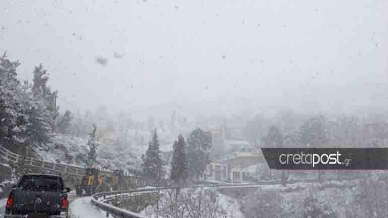 Κρήτη: Επιχείρηση να κρατηθούν ανοιχτές οι οδικές αρτηρίες – Σαράντα εκατοστά το χιόνι στο Οροπέδιο Λασιθίου
