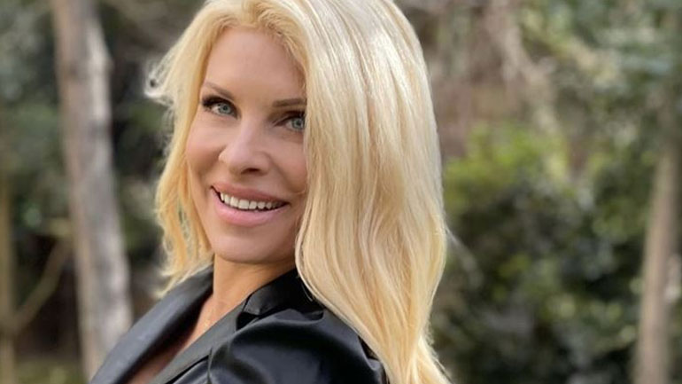 Η Ελένη Μενεγάκη ποζάρει στον χιονισμένο κήπο του σπιτιού της