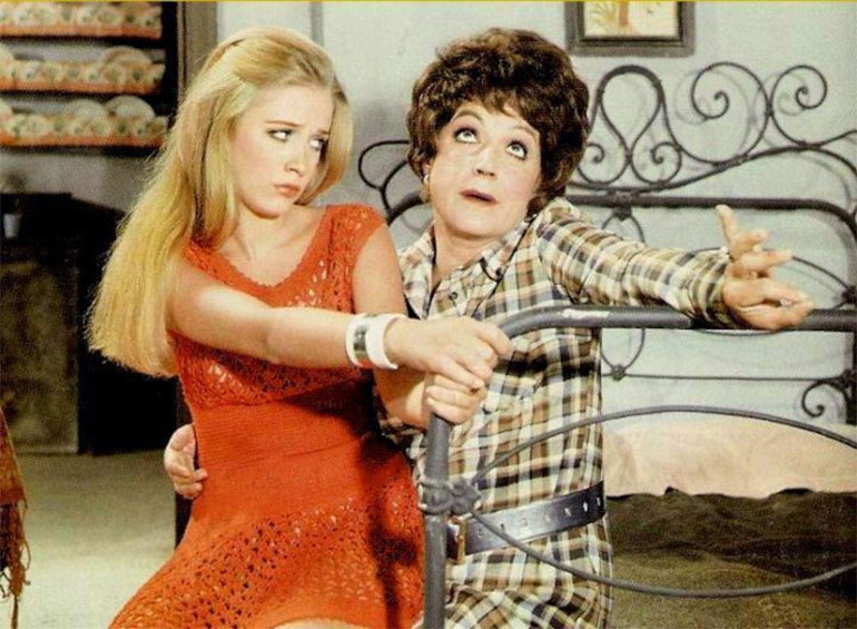 Η Νόρα Βαλσάμη με τη Ρένα Βλαχοπούλου στην ταινία «Η Θεία μου η Χίπισσα» (1970)