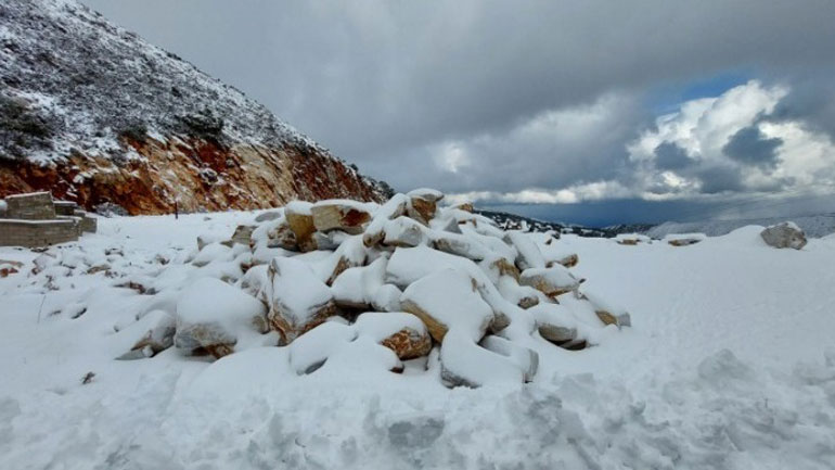 Εύβοια: Το χιόνι έφτασε μέχρι τη θάλασσα