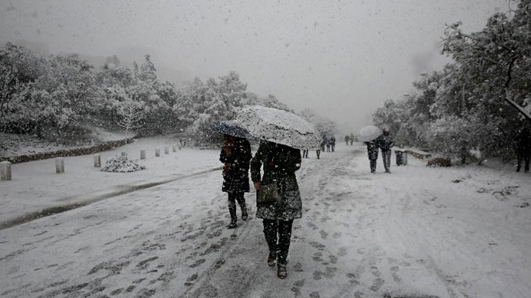 Πυκνές χιονοπτώσεις και την Τρίτη κυρίως στα ανατολικά τμήματα (και στην Αττική) με βαθμιαία όμως εξασθένηση μετά το μεσημέρι