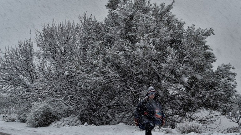 Σφοδρή χιονόπτωση σε Σποράδες και Πήλιο – Στα λευκά και ο Βόλος