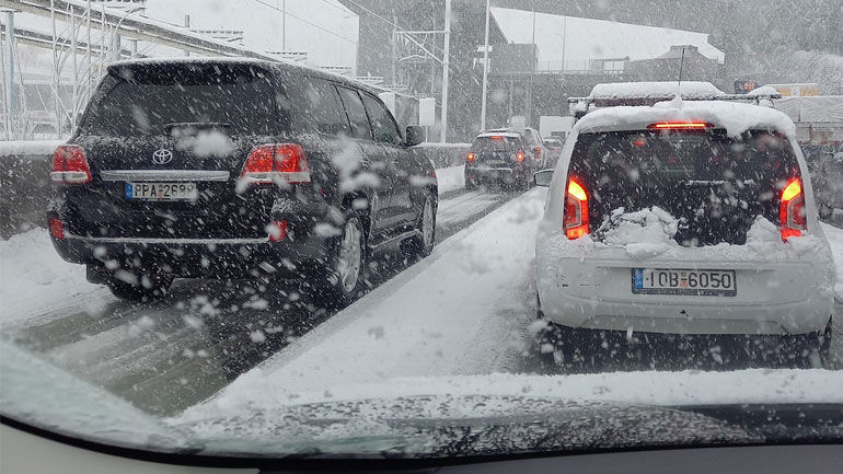 Το ‘στρωσε στα βόρεια προάστια – Στους δρόμους τα εκχιονιστικά